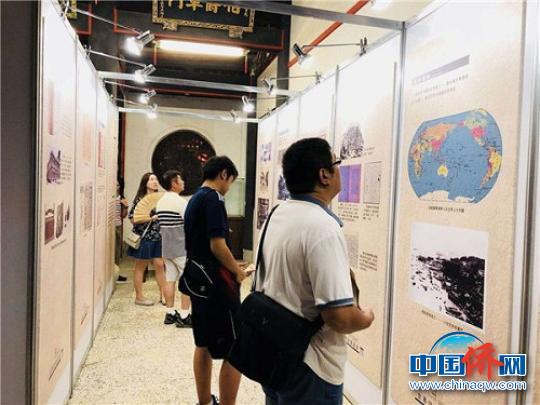 中国侨网观众在仔细端详侨批展板的故事与内容。