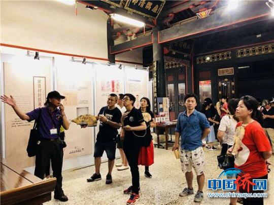 观众在认真听侨批展览讲解。