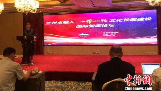 论坛中，来自丝绸之路经济带沿线国家俄罗斯和吉尔吉斯斯坦两国，以及国内学术卓越的6位智库学者就兰州“一带一路”文化长廊建设分别做了主题发言。图为学者发言现场?！≌沛?摄