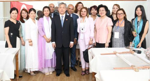 中国侨网汪文斌同突妇联主席杰尔比、妇女代表及中国刺绣专家合影。