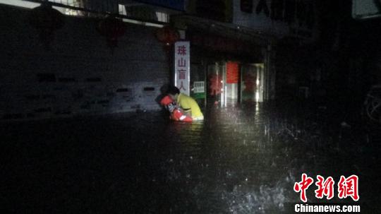 江西遭暴雨致13万人受灾 消防紧急转移被困群众