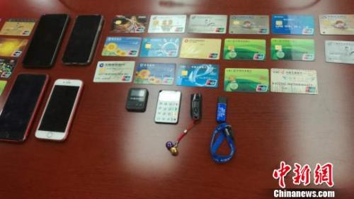 今年6月，长沙市公安局雨花分局侦破一起特大跨境电信诈骗专案。图为警方收缴的涉案物品。 沈庆红 摄
