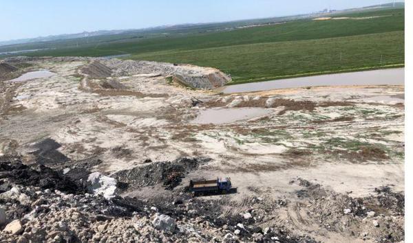 图5 部分排土场违规堆放，生态环境风险隐患突出