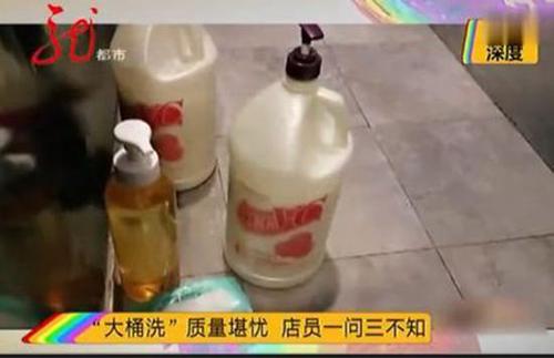 理发师为啥总戴手套给你洗头？问题竟出在洗发水上