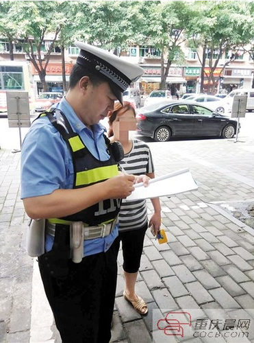 女子遇一地摊可免费掏耳 掏完被要价1360元