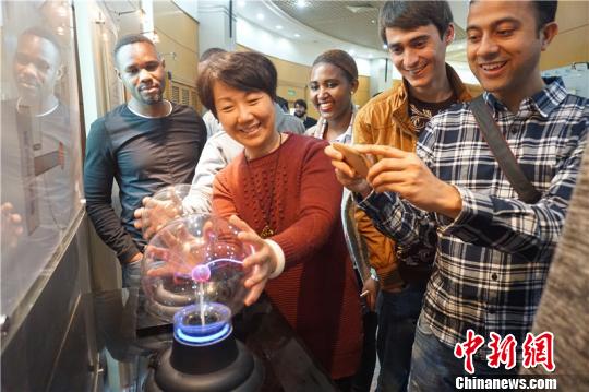 中国侨网资料图：华南理工大学留学生参观广州从化抽水蓄能水电站。 受访者供图