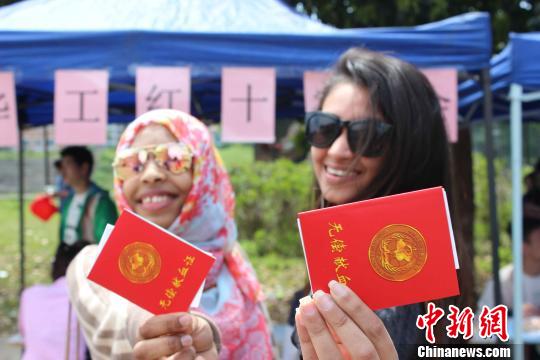 华南理工大学留学生参与义务献血。资料图?！∈芊谜吖┩?摄