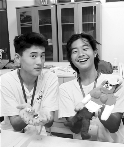 营员制作惠安女泥人。