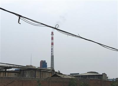 4月26日，张文奇举报过的广源纸业正在生产。新京报记者 高敏 摄