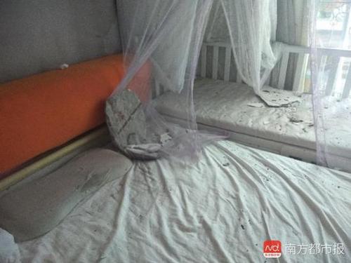 小区房内天花板突然脱落 20斤水泥块砸向熟睡孩子