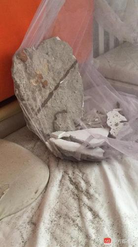 小区房内天花板突然脱落 20斤水泥块砸向熟睡孩子