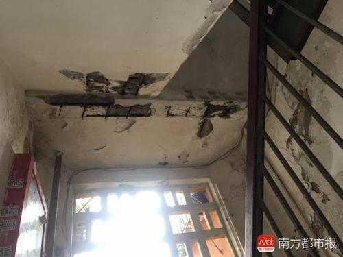 小区房内天花板突然脱落 20斤水泥块砸向熟睡孩子