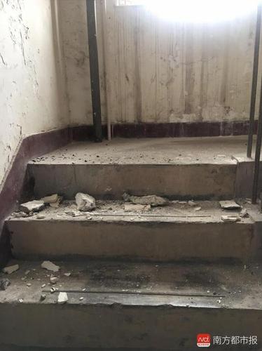 小区房内天花板突然脱落 20斤水泥块砸向熟睡孩子