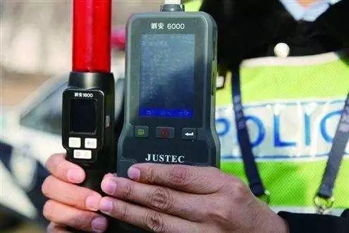 女司机酒驾被查躺地撒泼：我是女的 你们不能碰我