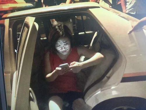 女司机酒驾被查躺地撒泼：我是女的 你们不能碰我