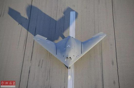 ▲资料图片：一架欧洲“神经元”无人机原型机从法国伊斯特尔的机场起飞，进行首次飞行测试。