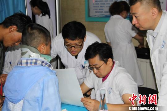 多部门在青海发起脊柱畸形大型公益义诊