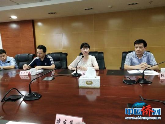 中国侨网孔副会长（右二）介绍有关企业出国境政策。