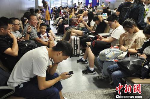 成都机场遭遇雷暴和强降雨等极端天气，致成都机场336个航班延误或取消?！÷揽∶?摄