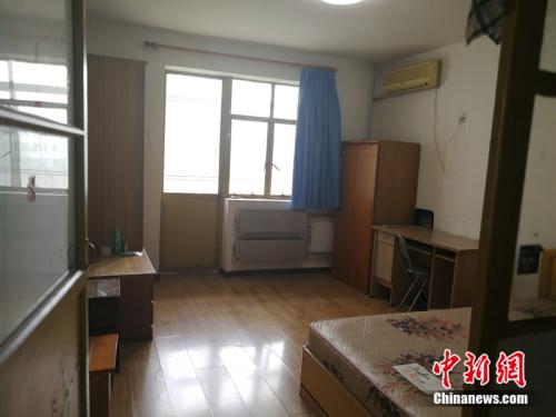 北京西城区一套90年代、40多平米的房子，月租5500元左右。<a target='_blank' href='http://www.chinanews.com/' >中新网</a>记者 邱宇 摄