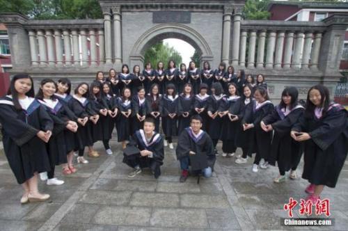 资料图：山西大学毕业生在校园拍摄毕业大合影。<a target='_blank' href='http://www.chinanews.com/'>中新社</a>记者 张云 摄