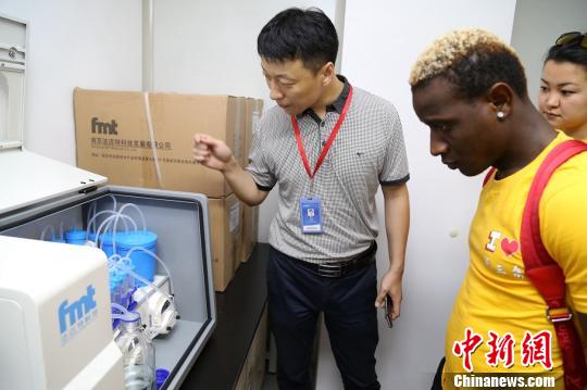 洋学生们在参观一家座落在上海张江高新园区的生物医药科技有限公司?！≈Ｒ萁?摄