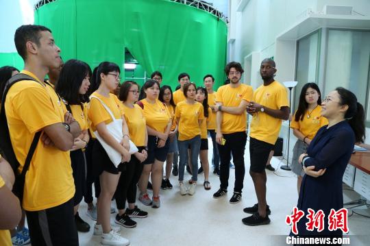 洋学生们聆听上海科技大学老师的介绍?！≈Ｒ萁?摄