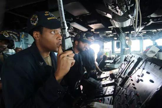 马斯汀号上的美军舰员正在指挥海上补给。