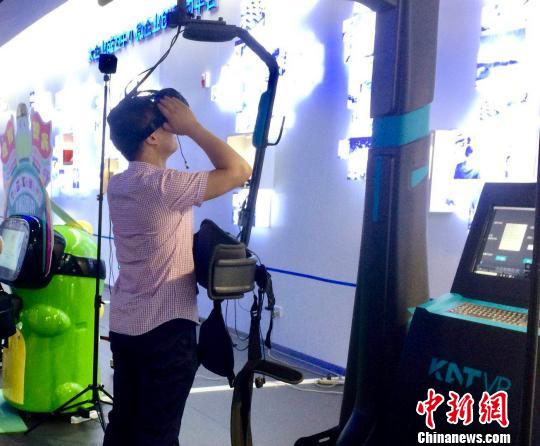 两岸媒体人体验科技产品。郭其钰 摄