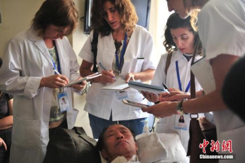 资料图：7月10日，“洋中医”认真记笔记。近日，11名西班牙“洋中医”来到位于昆明市的云南省中医院，开始为期3周的推拿和针灸学习。近年来，随着国际社会对中医的关注度不断提高，越来越多的外国人来中国学习这门古老医术，云南省中医院每年都要接收约200名来自国外的医生和留学生进修学习。<a target='_blank' href='http://www.chinanews.com/'>中新社</a>记者 刘冉阳 摄