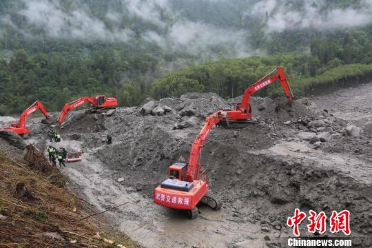 图为抢通机械双向作业，顺利“会师”。武警某部交通三支队供图