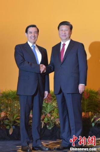 资料图：2015年11月7日下午，习近平、马英九在新加坡香格里拉大酒店会面。15时许，两人相向而行，握手致意。 <a target='_blank' href='http://www.chinanews.com/'>中新社</a>记者 廖攀 摄