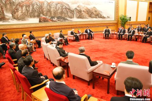 资料图：2014年9月26日，中共中央总书记习近平在北京人民大会堂会见台湾和平统一团体联合参访团。<a target='_blank' href='http://www.chinanews.com/'>中新社</a>发 盛佳鹏 摄