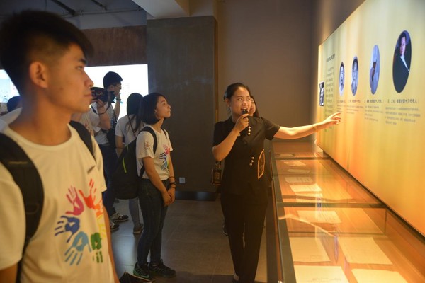 参观八马茶业铁观音文化展厅