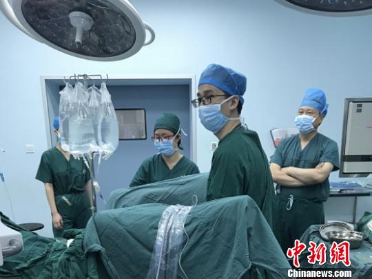 8旬老人前列腺增生重达573克医生微创手术剜除