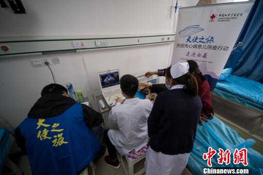 图为医疗专家通过心脏彩超筛查先心病患儿?！『闻罾?摄