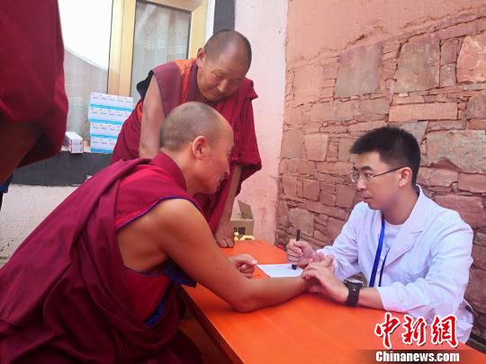 图为专家进寺庙义诊?！∧先缱柯?摄