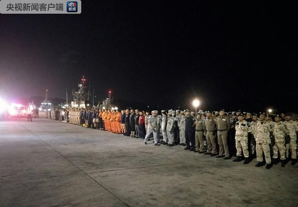 中国驻泰国大使吕健迎接普吉沉船事故遇难者遗体