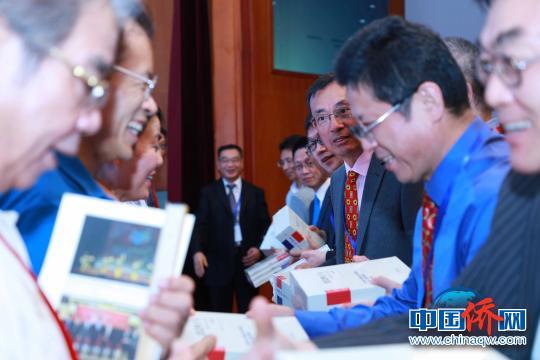 中国侨网一百多万字的《留法四十年》新近在北京首发。该书总结四十年来的留学历史经验，探讨“担当庄严使命、引领留学报国”的新路径，并以此纪念改革开放四十周年。　陈千里　摄