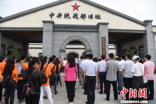 中国侨网7月12日，“中国华侨国际文化交流基地”在李家庄中共中央统战部旧址揭牌。　房现玉　摄