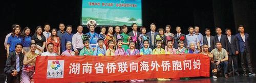 中国侨网演员与嘉宾合影。（《欧洲时报》英国版/主办方供图）