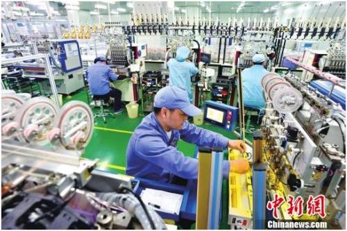 湖南某公司微电源模块生产线。陆晓鹏 摄