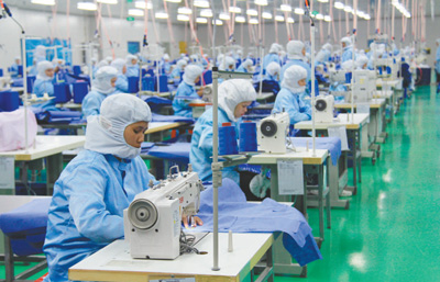 在汉邦希瑞护理用品有限公司，柬埔寨员工正在生产防护用品。