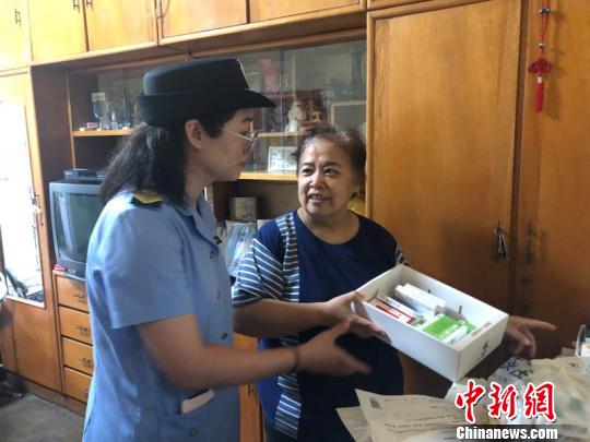 北京市2018年食品安全宣传周活动正式启动。图为工作人员走进居民家中普及食品安全知识，帮助居民药效“瘦身”?！”本┦骋┘嗖棵殴┩?摄