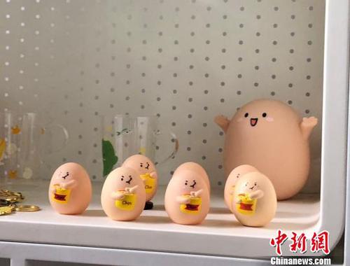 表情包衍生产品以其与表情包高度契合受到年轻人喜爱?！〕略?摄