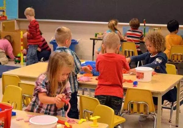 教育部出手将整治幼儿园小学化 网友们却吵翻了