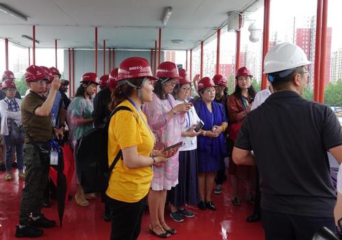 中国侨网【1】7月17日，来自海外30多个国家和地区的50余位华文媒体负责人深入北京多地参观探访。周欣嫒 摄