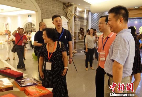 天津桂发祥十八街麻花食品股份有限公司董事长吴宏为海外华媒代表介绍企业产品 周欣嫒 摄