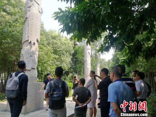 6月17日，海峡两岸媒体采访团在赣南客家源流展示基地了解客家祖先的五次大迁徙历史?！∷章烦?摄