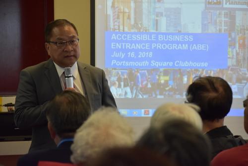 中国侨网楼宇检查局长许子汤在华埠举行一场讲座，讲解明年元旦日执行的残障通道新例。（美国《世界日报》/李秀兰 摄）
